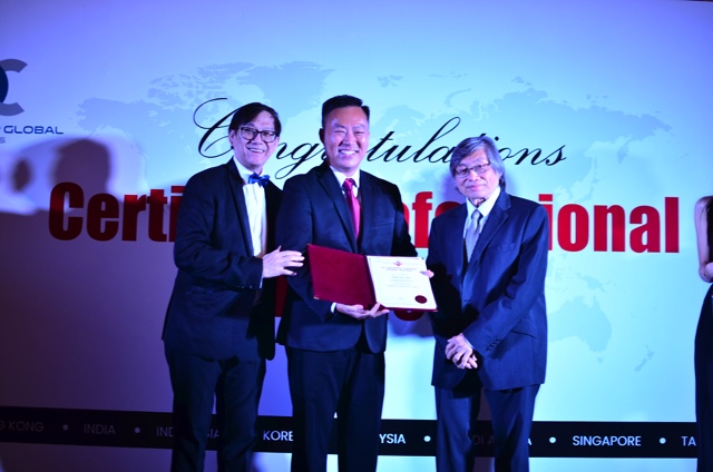 Another of the graduates, Mr Heng Zee Soon, receiving his award.